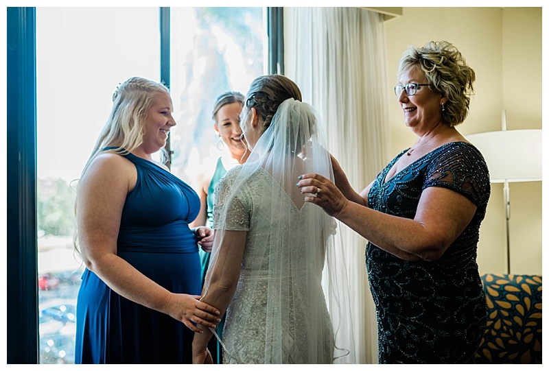 Fort Myers bride gets ready on her wedding day